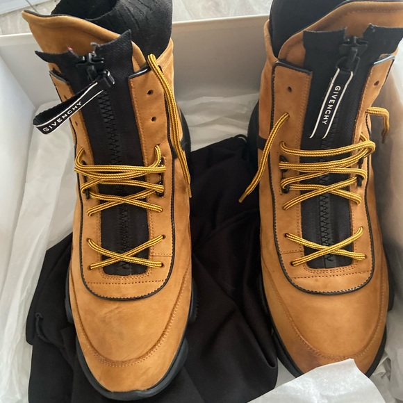 Givenchy - Picture 5 of 7